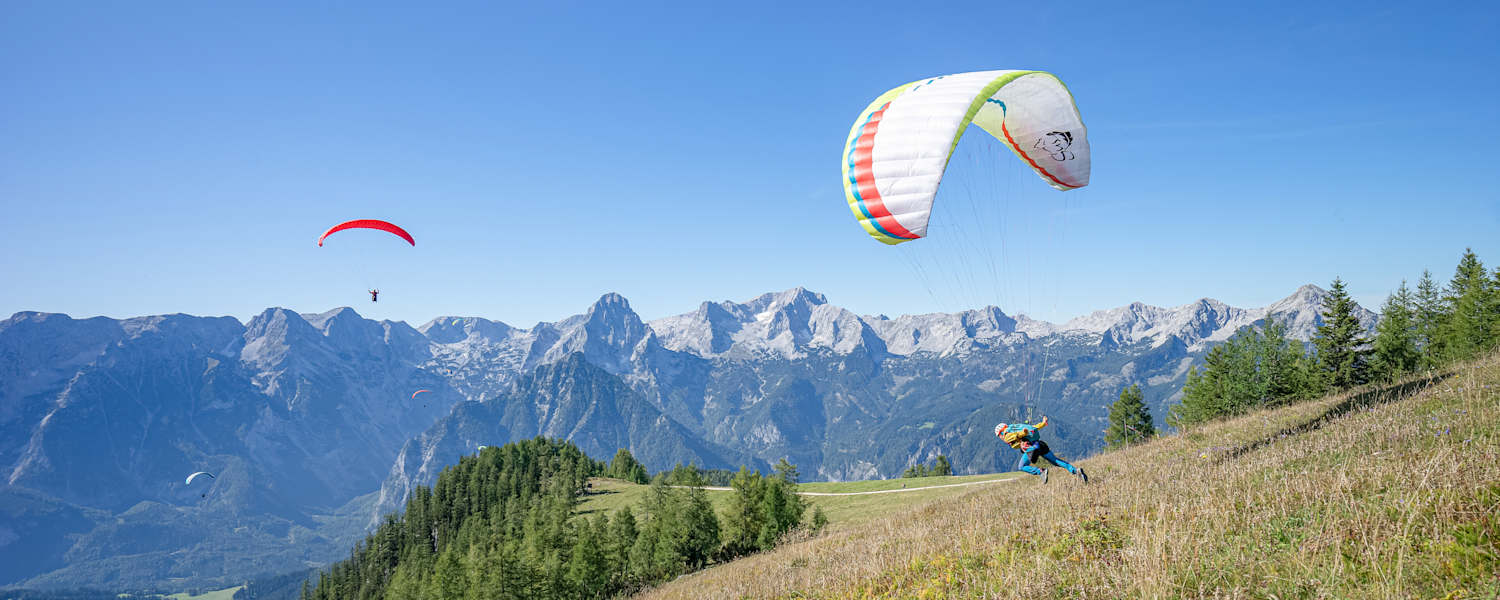 Paragleiter beim Start, Bergkulisse