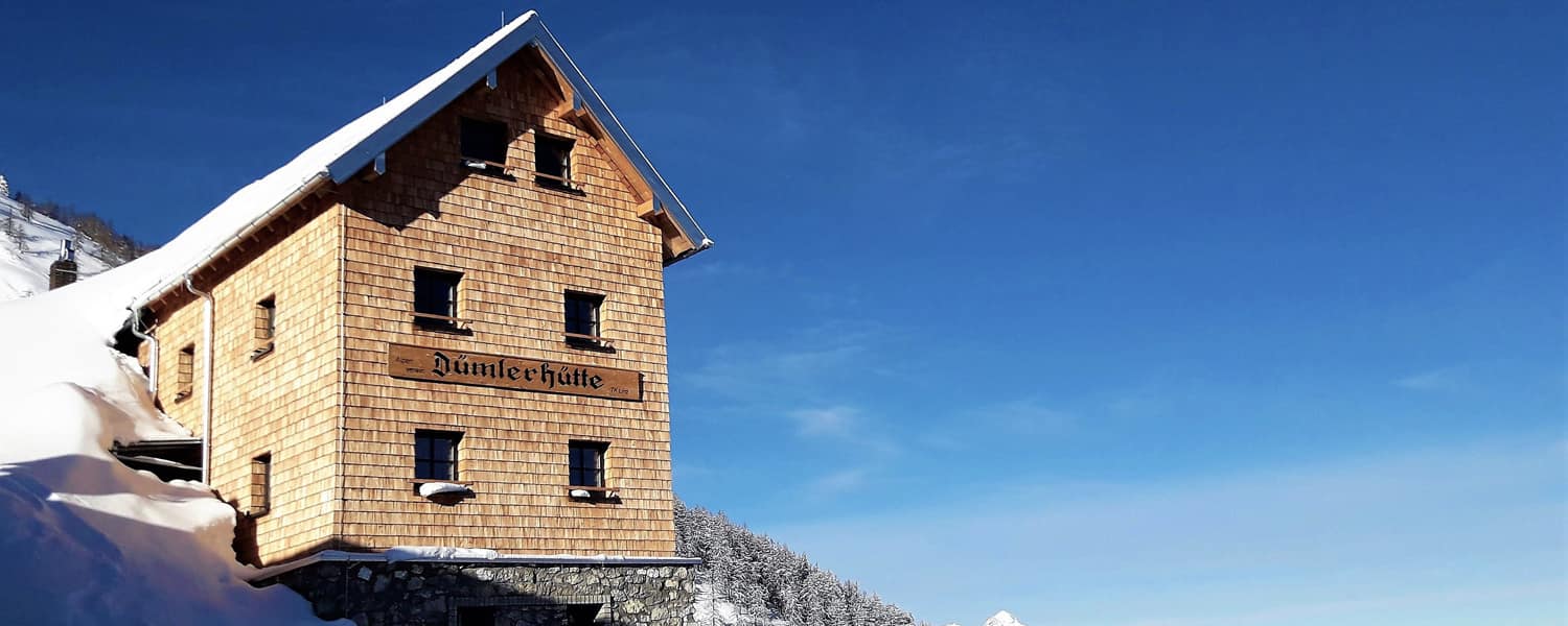 Die auf 1.495 m gelegene Dümlerhütte ist ein idealer Ausgangspunkt für zahlreiche Skitourenvarianten in der Phyrn-Priel-Region