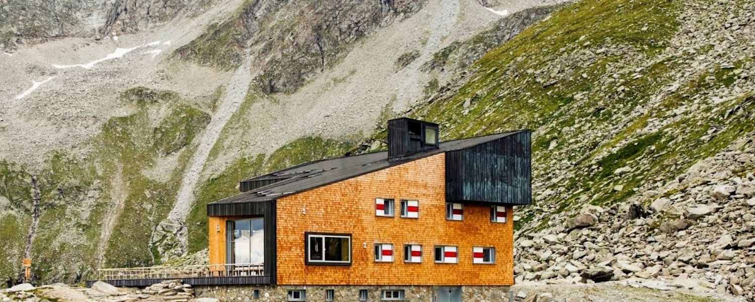 Die Schutzhütte und im Hintergrund der Hochwart