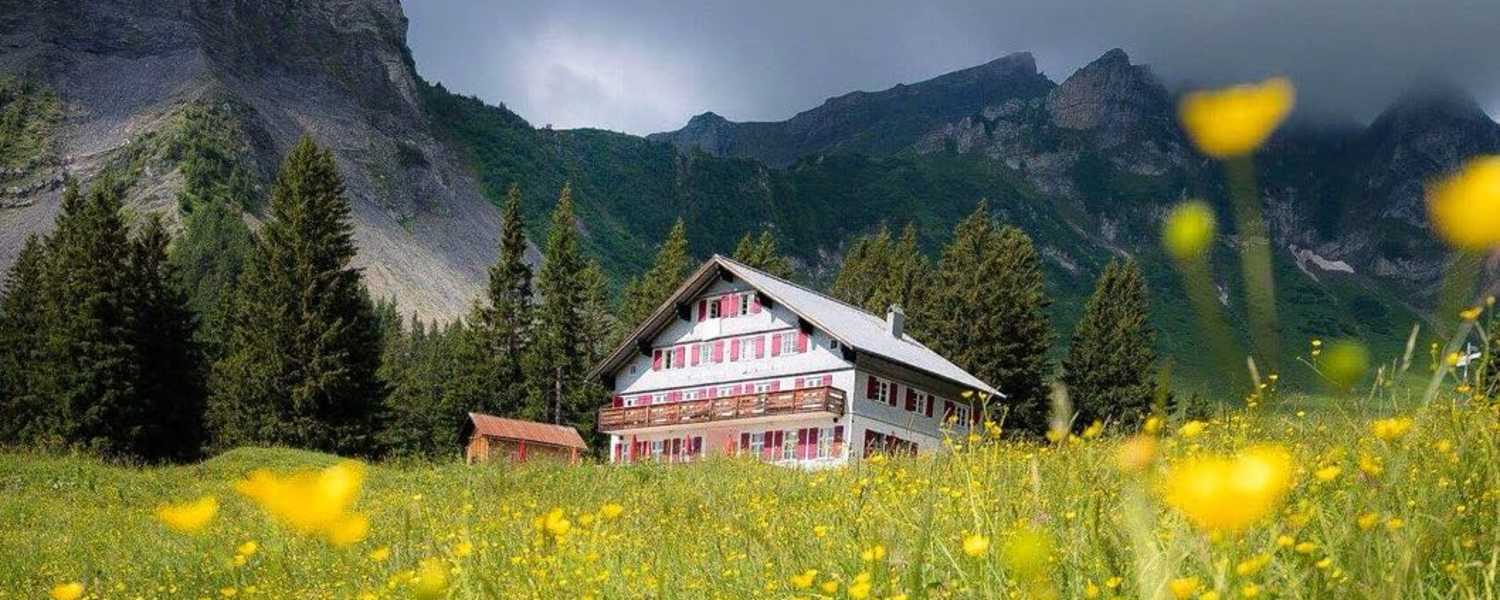 Alpengasthaus Edelweiß am Fuße der Kanisfluh in Vorarlberg