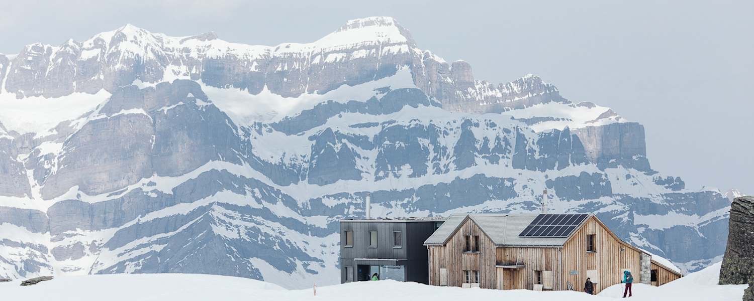 Die Leglerhütte (2.273 m) in den Glarner Alpen