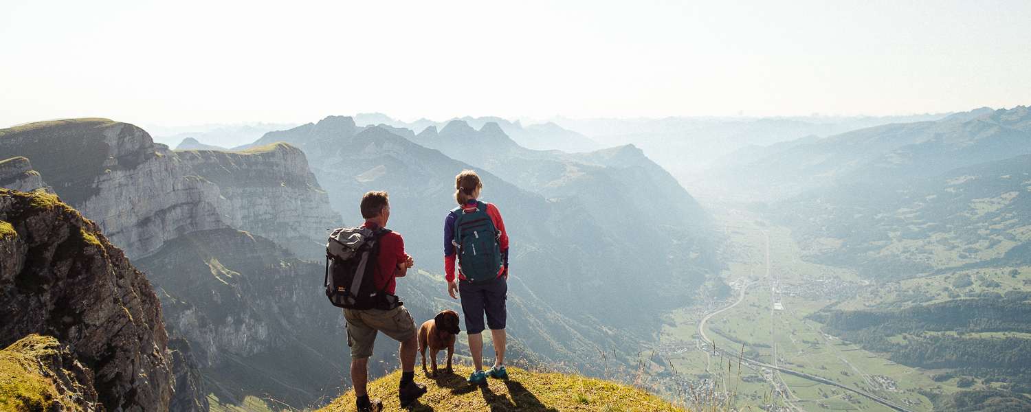 Unterwegs mit dem Hund am Berg