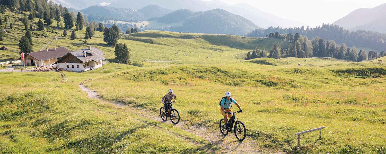 E-Mountainbiker bei der Gampenalm am Fuß der Geislerspitzen, Südtirol