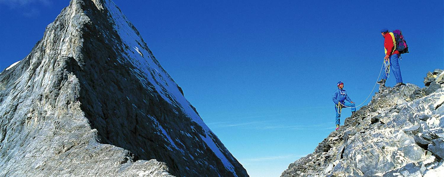 Bergsteiger am Mittellegigrat des Eigers in den Berner Alpen