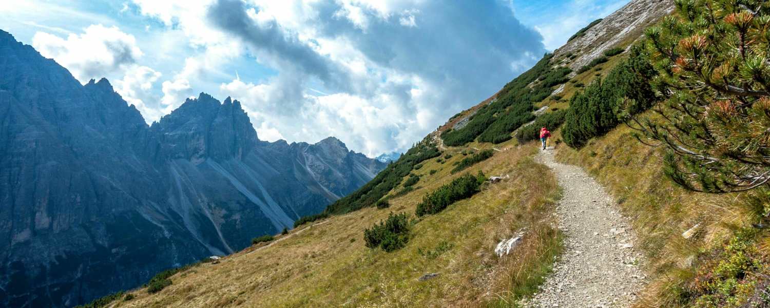 Unterwegs auf dem Panoramaweg unterhalb des Elfers im Stubaital
