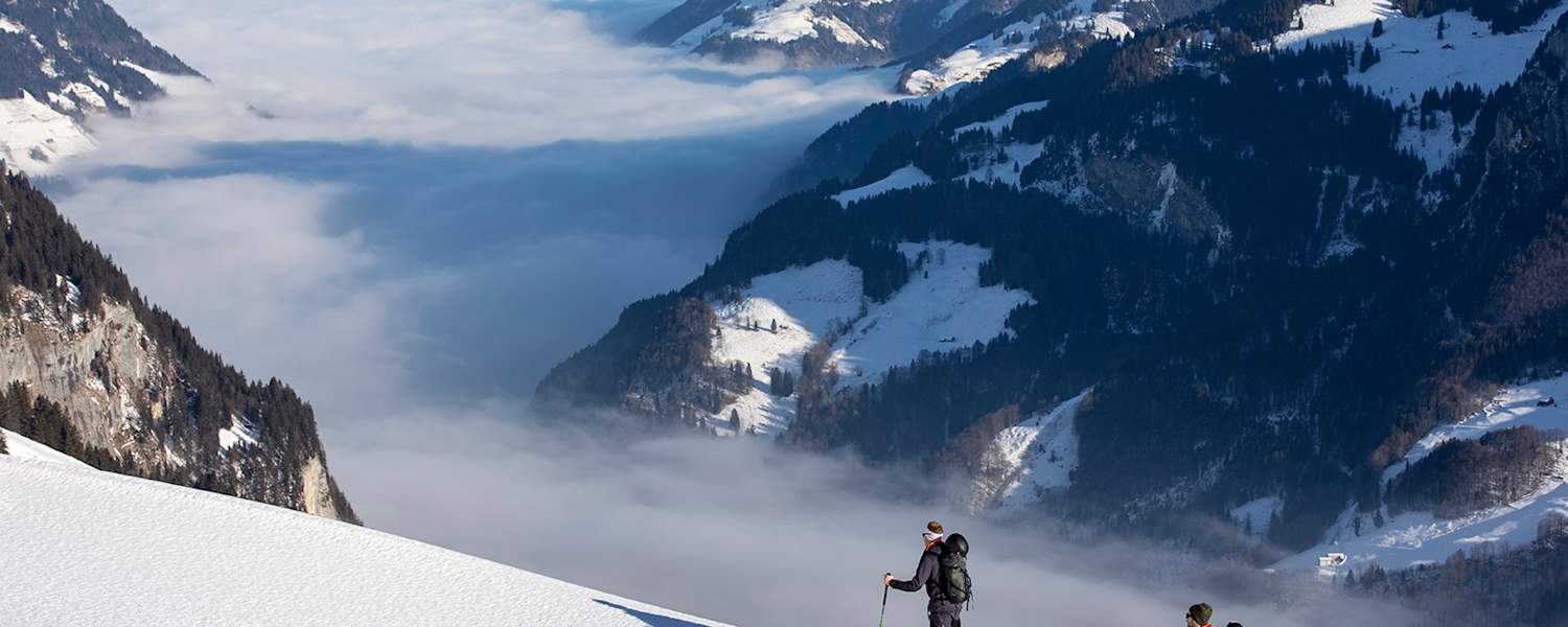 Beim Aufstieg zum Salistock (1.896 m) ruht der Blick auf dem dicken Nebelmeer, das sich über das Engelbergertal gelegt hat