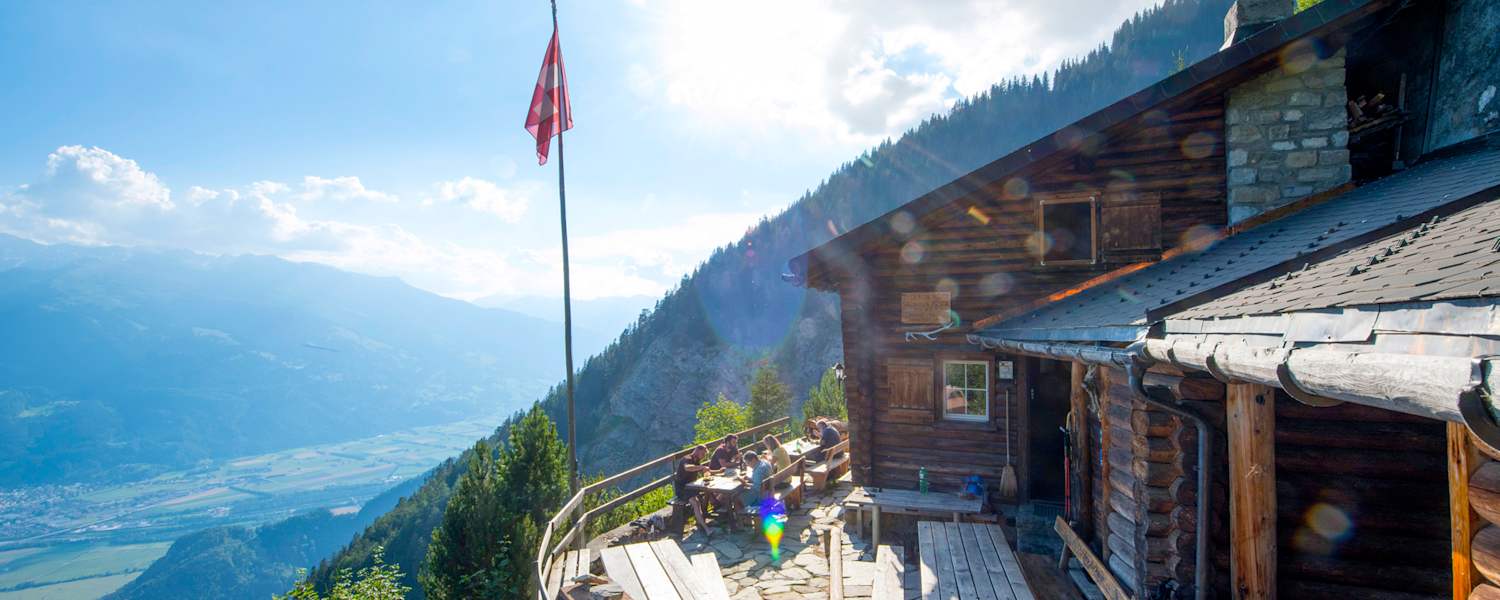 Hoch oben am Berg liegt die Enderlinhütte.