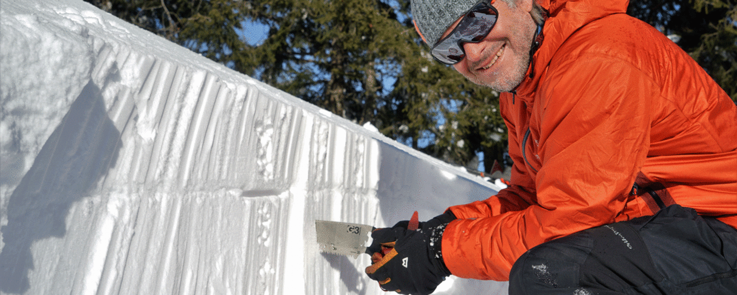 Ein Blick in die Schneedecke kann die Beurteilung der Lawinengefahr erleichtern