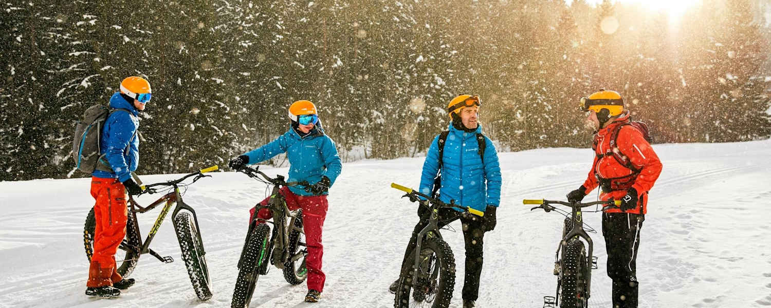 Die Fatbike-Gruppe bei strahlendem Sonneschein im Schnee.