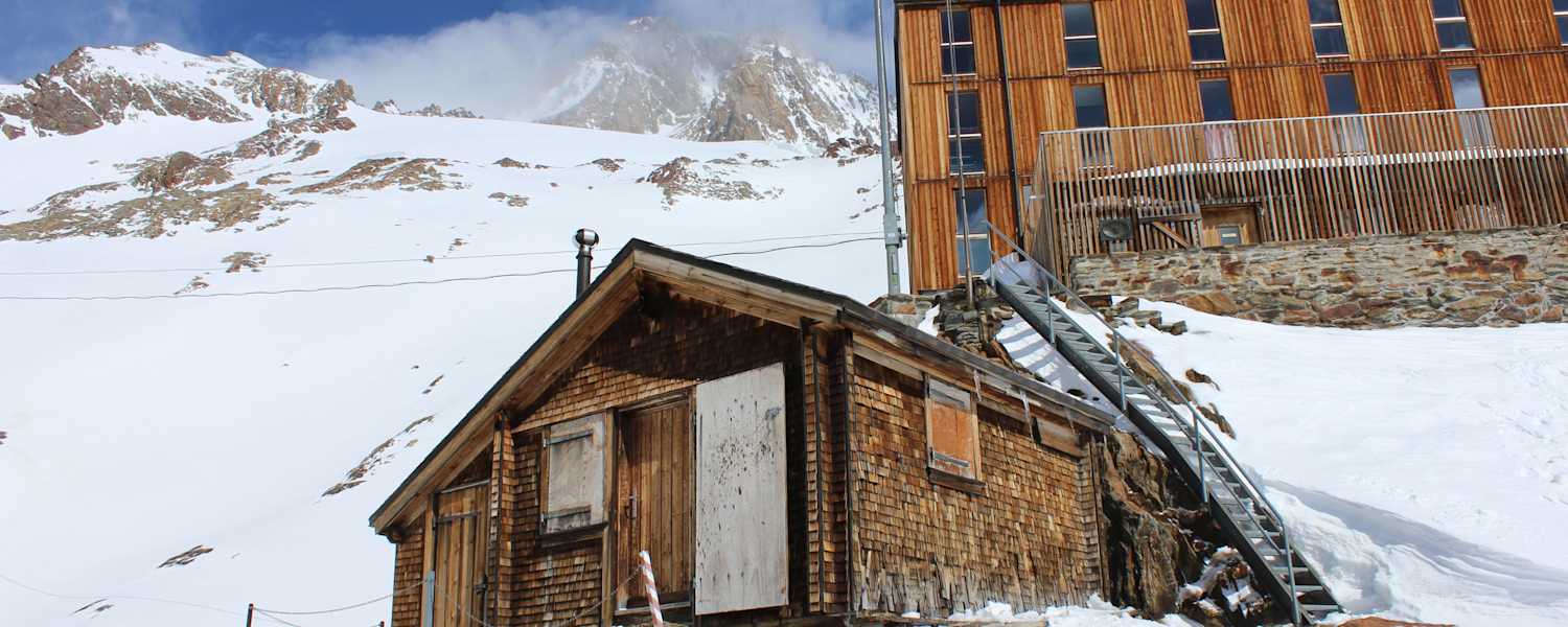 Wallis: Finsteraarhornhütte in den Berner Alpen