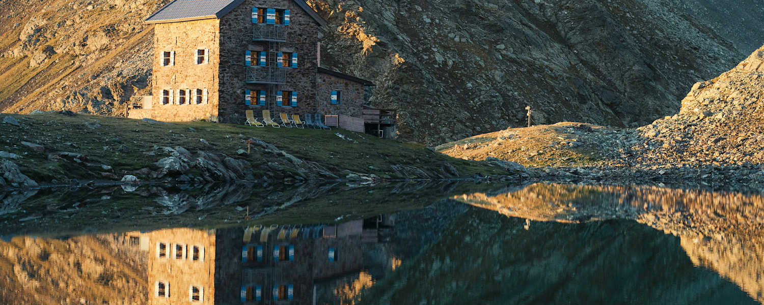 Die Flaggerschartenhütte in den Sarntaler Alpen in Südtirol (Italien)