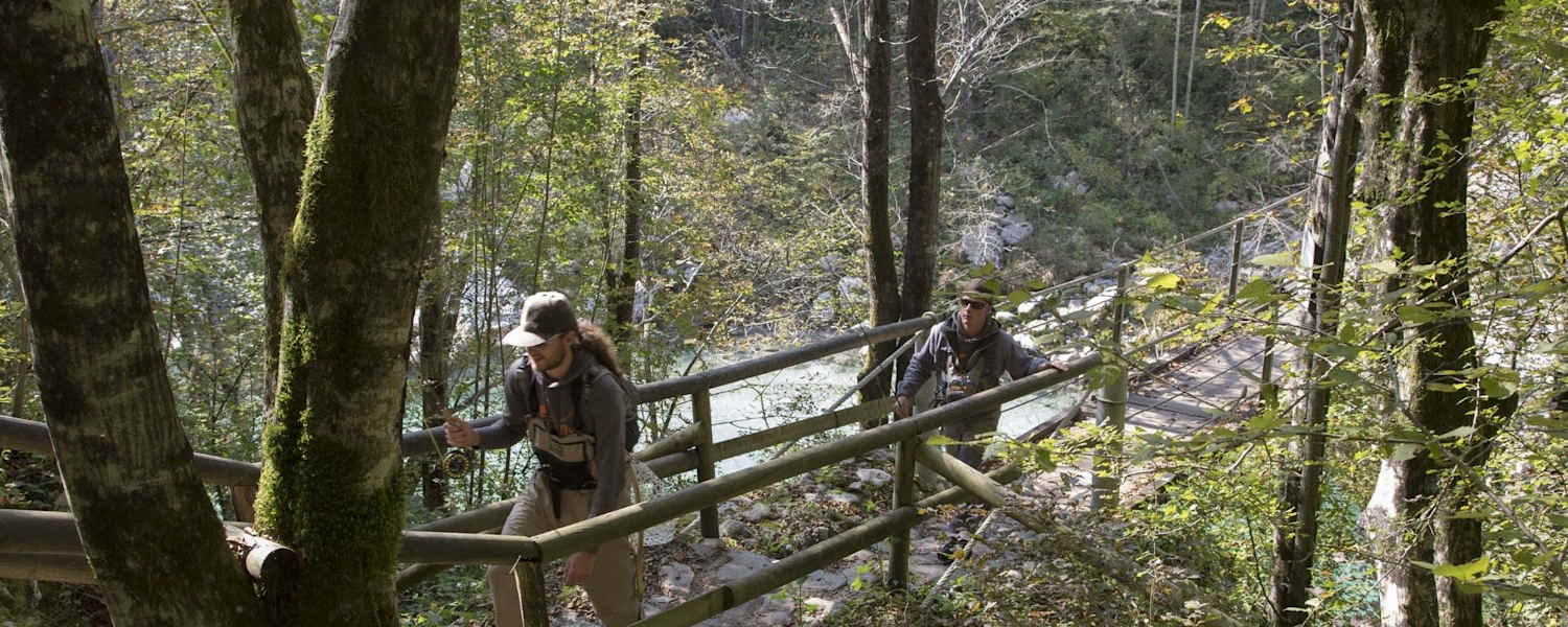 Die Fischer auf ihrem Weg am Ufer entlang zu den Angelspots.