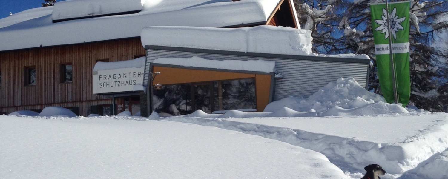 Fraganter Schutzhaus mit richtig viel Schnee
