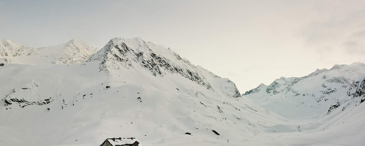 Die verschneite Franz-Senn-Hütte.