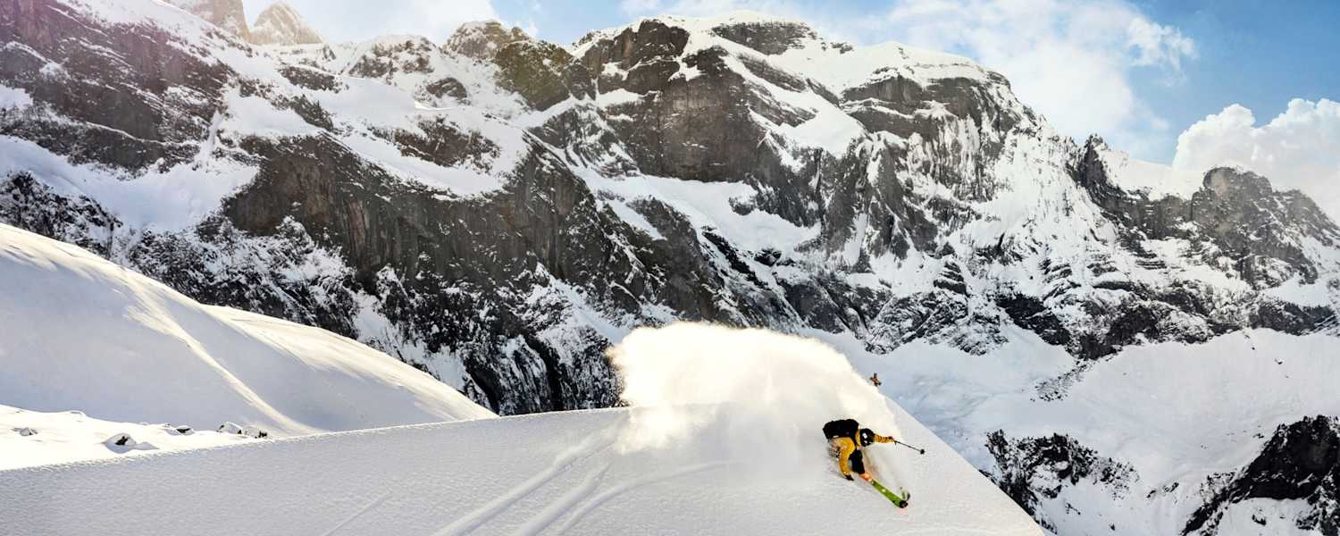 Ein Freerider fährt über das Dach einer Hütte.