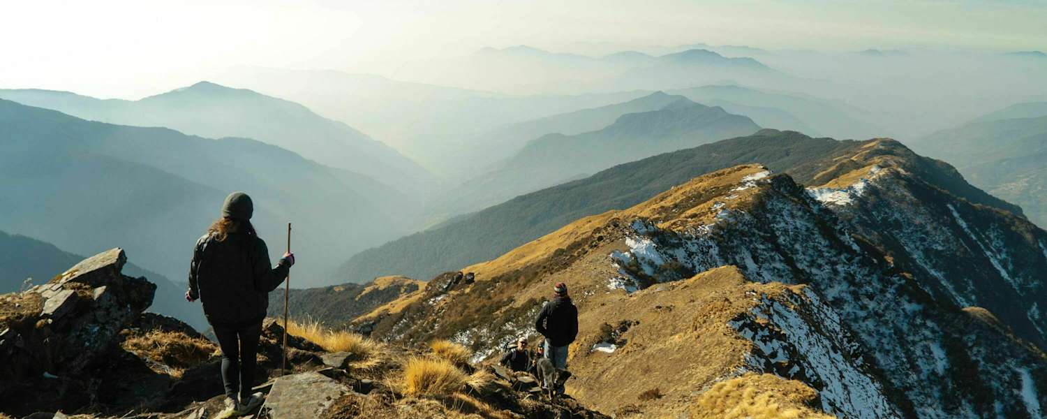 Der Natur entgegen wandern und Erlebnisse miteinander teilen, Walliser Alpen, Schweiz