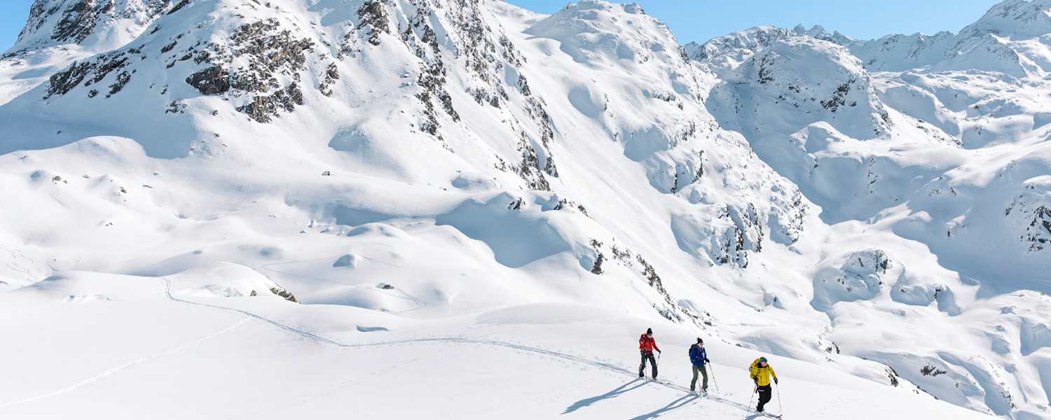 Drei Schitourengeher am Berg