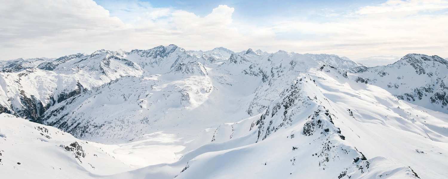 Ein Blick in die schneebedeckten Hohen Tauern