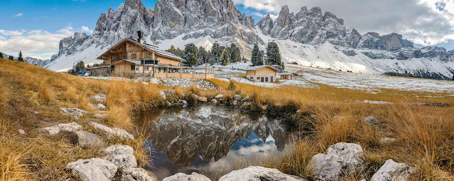 Eindrucksvoll liegt die Geisleralm (1.996 m) im Naturpark Puez-Geisler am Fuße der Geislerspitze, im Südtiroler Villnösstal.