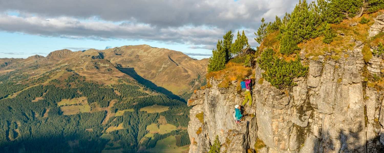 Blick auf die Kletterer auf der herbstlichen "Rasante Kante"
