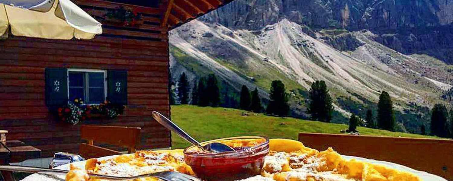 Kaiserschmarrn auf der Gschnagenhardt Alm in den Dolomiten in Südtirol
