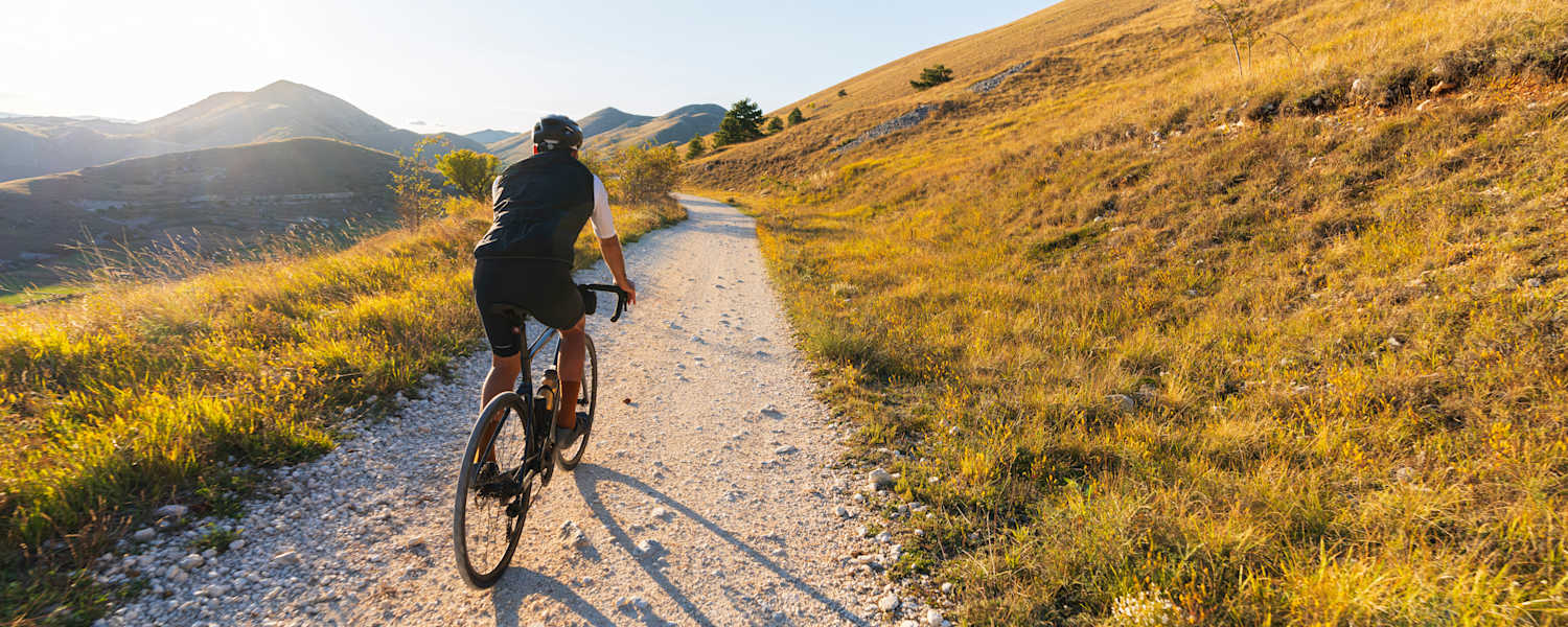 radfahrer in einer herbstlandschaft
