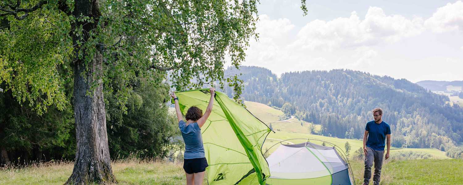 Das Überzelt sollte vor Regen schützen.