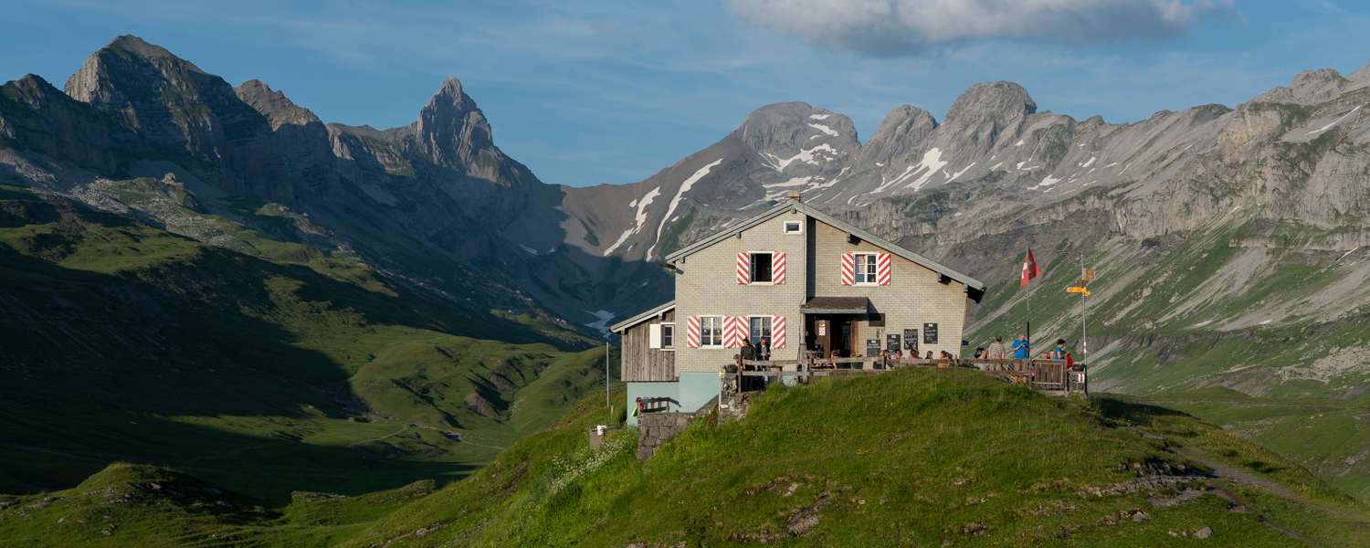 Die Glattalphütte umgeben von den Gipfeln der Glarner und Schwyzer Alpen