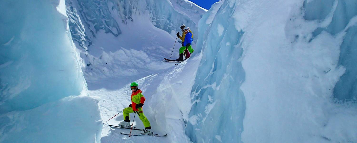 Gletscherabfahrt: Kinder auf Skiern am Gletscher