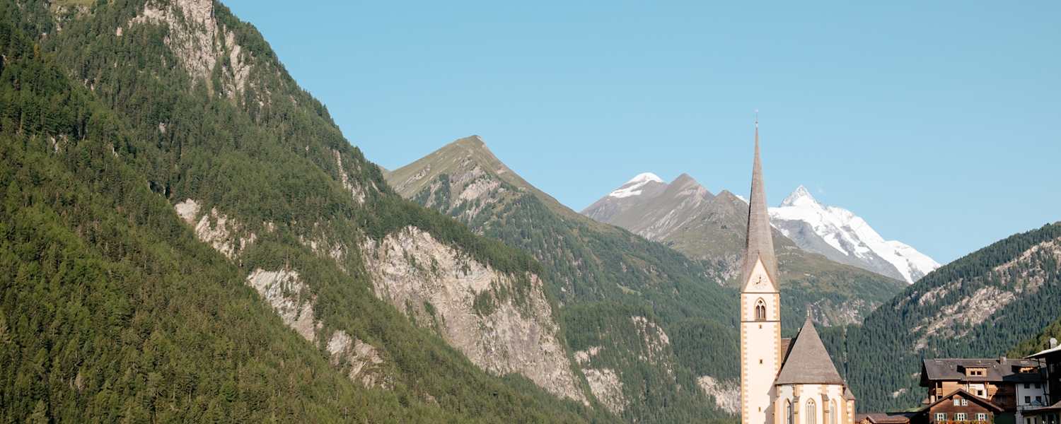 Der Großglockner (3.978m) im Hintergrund, die Pfarrkirche in Heiligenblut im Vordergrund