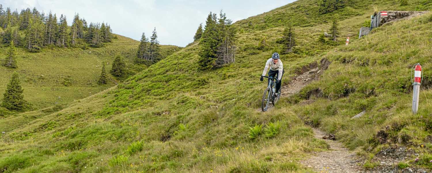 Ein Radfahrer auf dem Weg zum Tal.