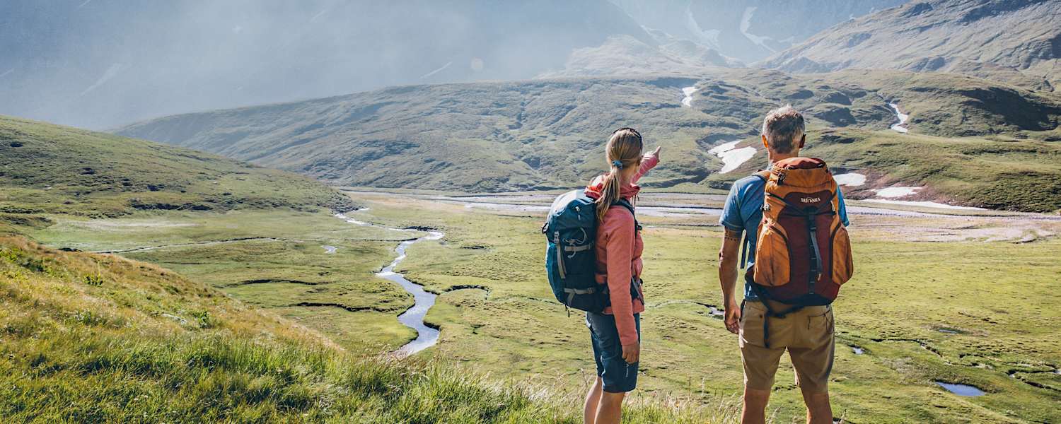 Zwei Wanderer begutachten das Panorama.