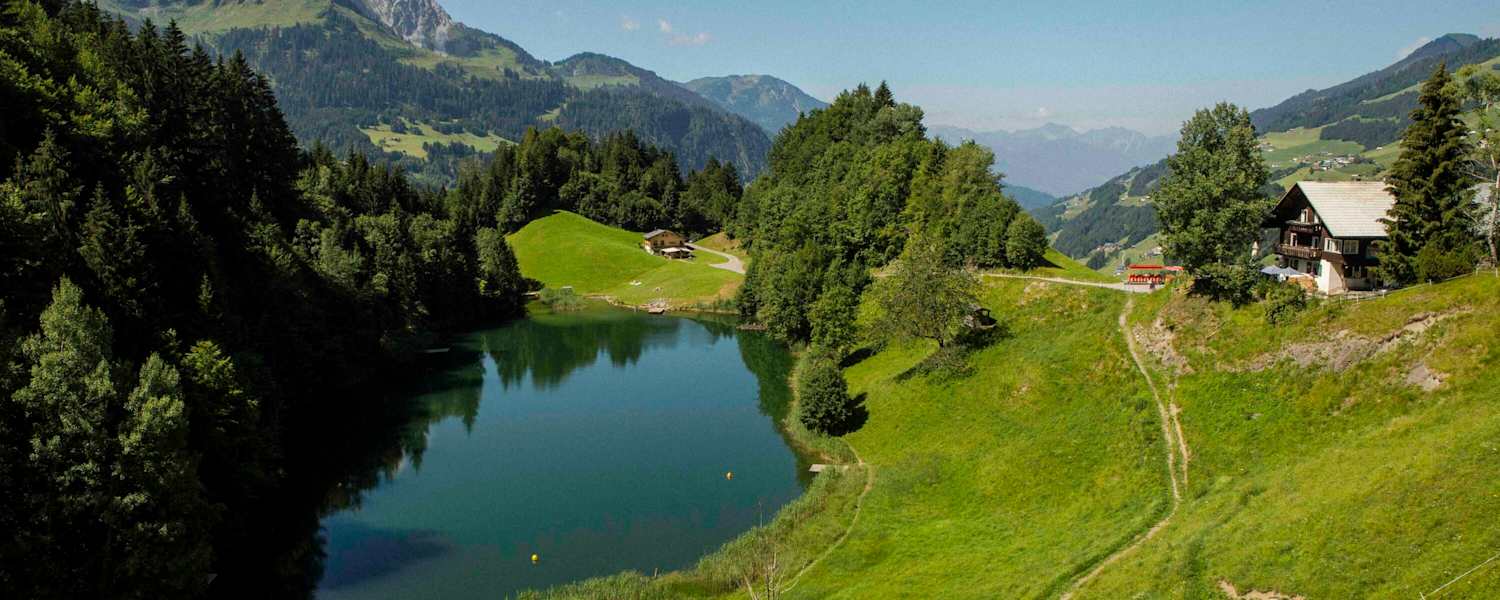Der Seewaldsee im Großen Walsertal in Vorarlberg