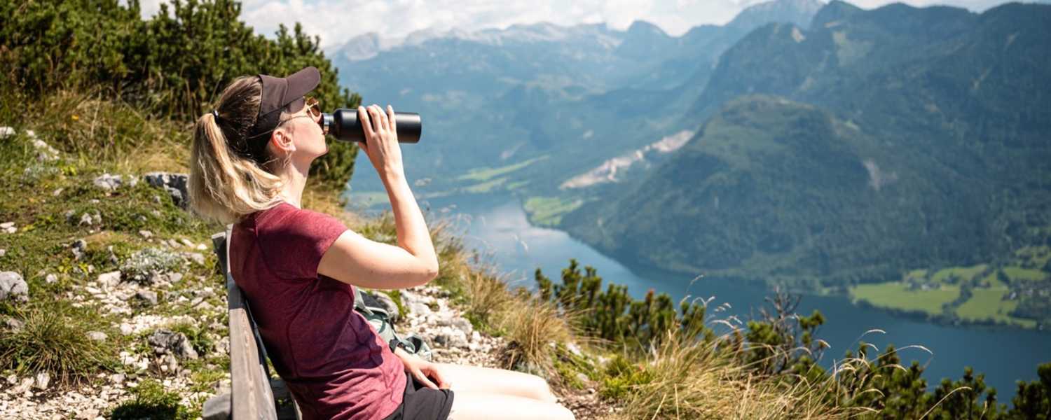 Person trinkt am Berg