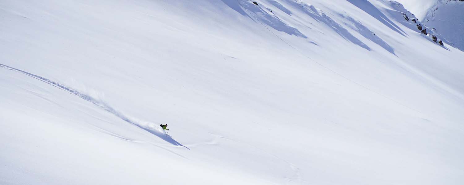 Freeriden: Abfahrt im 30° steilen Gelände