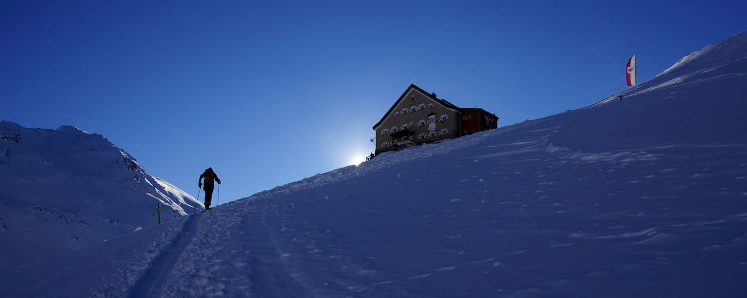 Das Hochjoch Hospiz im hintersten Rofental in den Ötztaler Alpen auf 2413 Meter ist ein Traumhafter Stützpunkt für herrliche Skitouren.