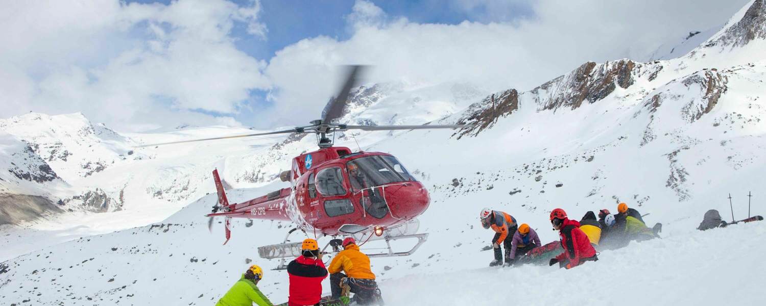 Alpiner Notfall: Eintreffen der Einsatzkräfte im Helikopter in den Schweizer Alpen
