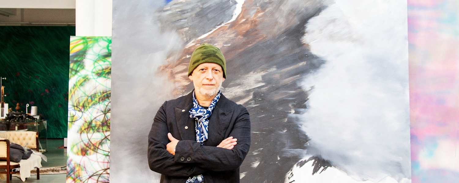 Der Maler Herbert Brandl vor einem seiner Kunsterwerke.