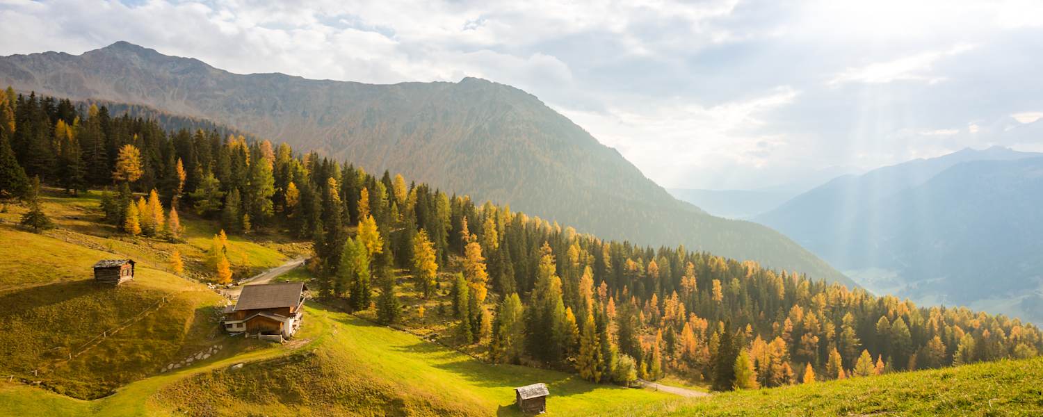 Herbst im Gsiesertal, Blick auf Almen und Bergen, goldenes Licht