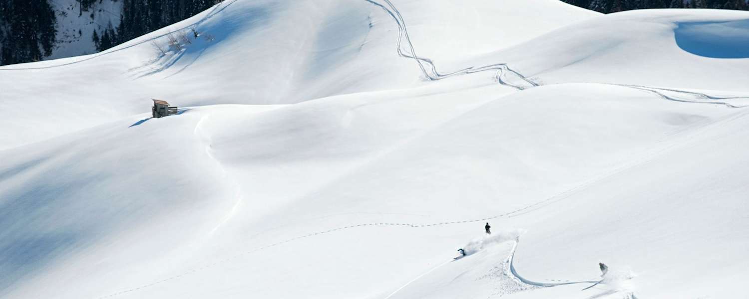 Unverspurte, kupierte Hänge laden zum Freeriden ein