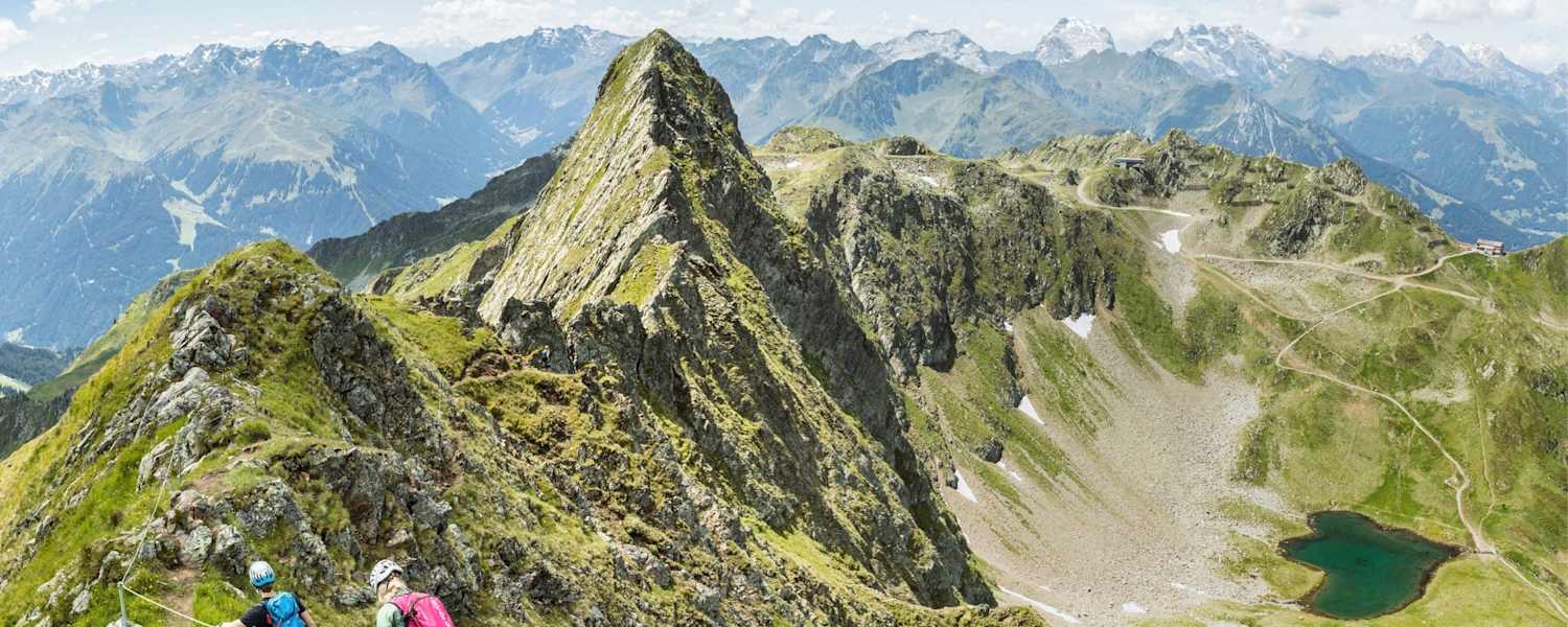Bergsteiger beim überqueren des Grat.