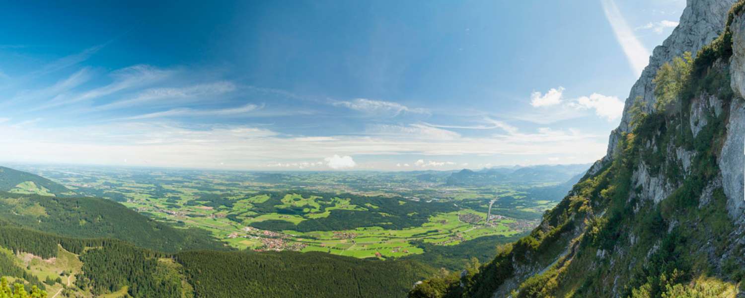 Panoramablick vom Hochstaufen über den Teisenberg und Rupertiwinkel