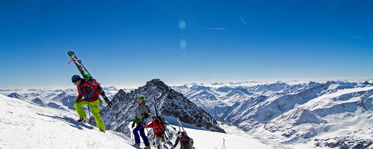 Die Alpinisten stapfen den Berg hinauf.