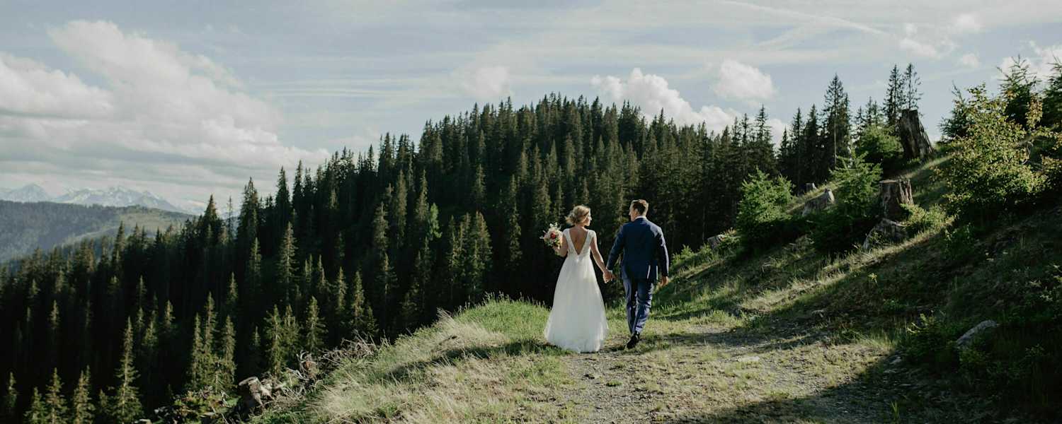 Liebe im Gebirge: Brautpaar am Berg