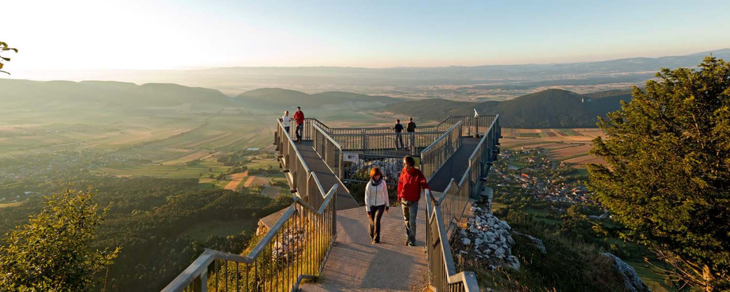 Der Skywalk auf der Hohen Wand (1.132 m) bietet einen atemberaubenden Ausblick über die Region Bucklige Welt