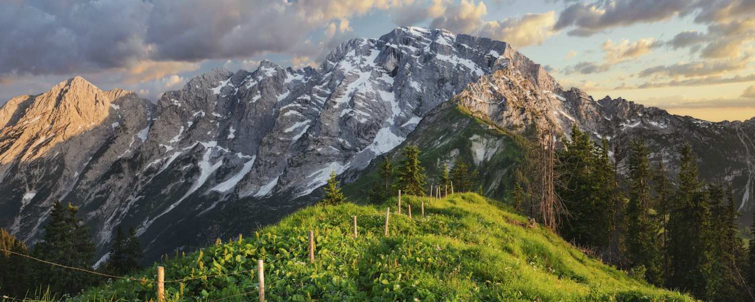 Grenzzaun zwischen Salzburg und Bayern: Blick auf den Hohen Göll in den Berchtesgadener Alpen