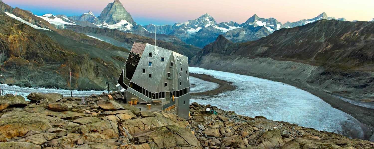 Eine von 8 Hütten, die man unbedingt einmal gesehen haben sollte: Die Monte Rosa Hütte in Zermatt mit dem Matterhorn im Hintergrund