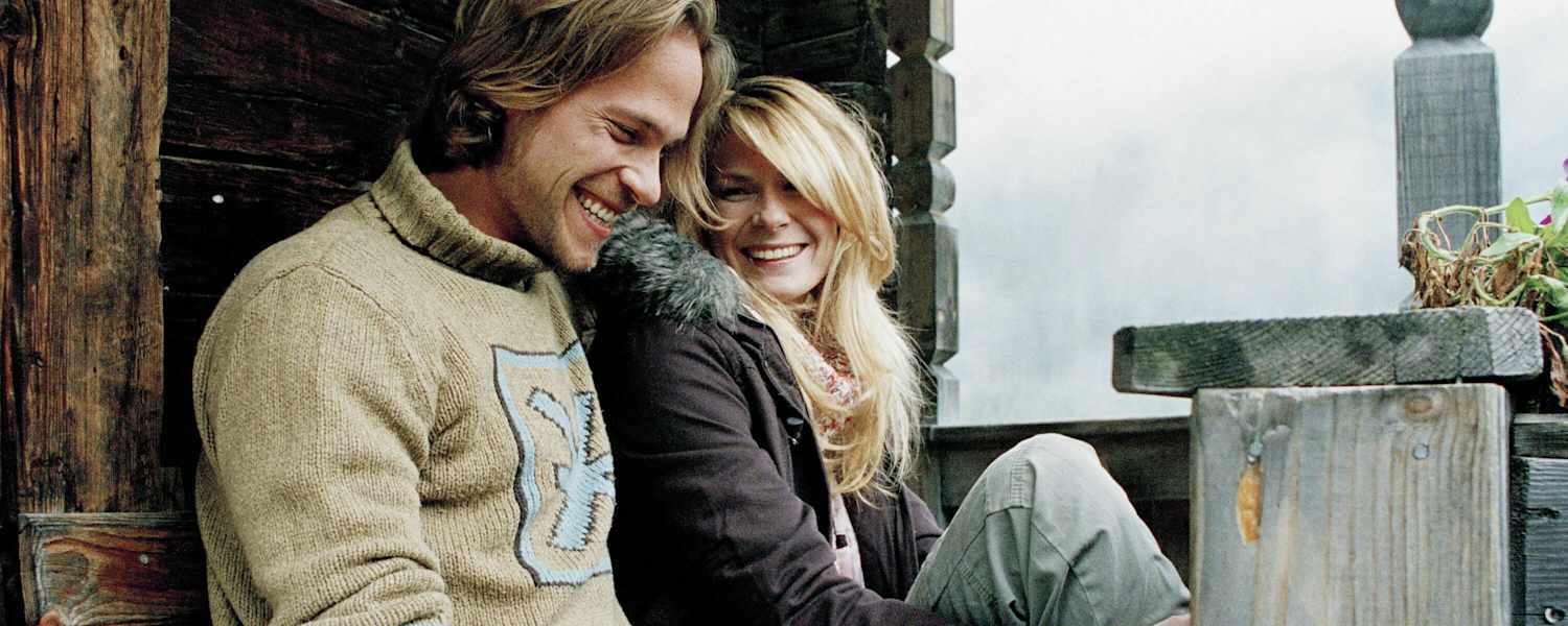 Paar auf einer Hütte am Berg