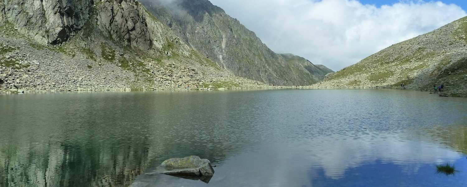 Kraftplatz Hunstalsee in den Stubaier Alpen in Tirol.
