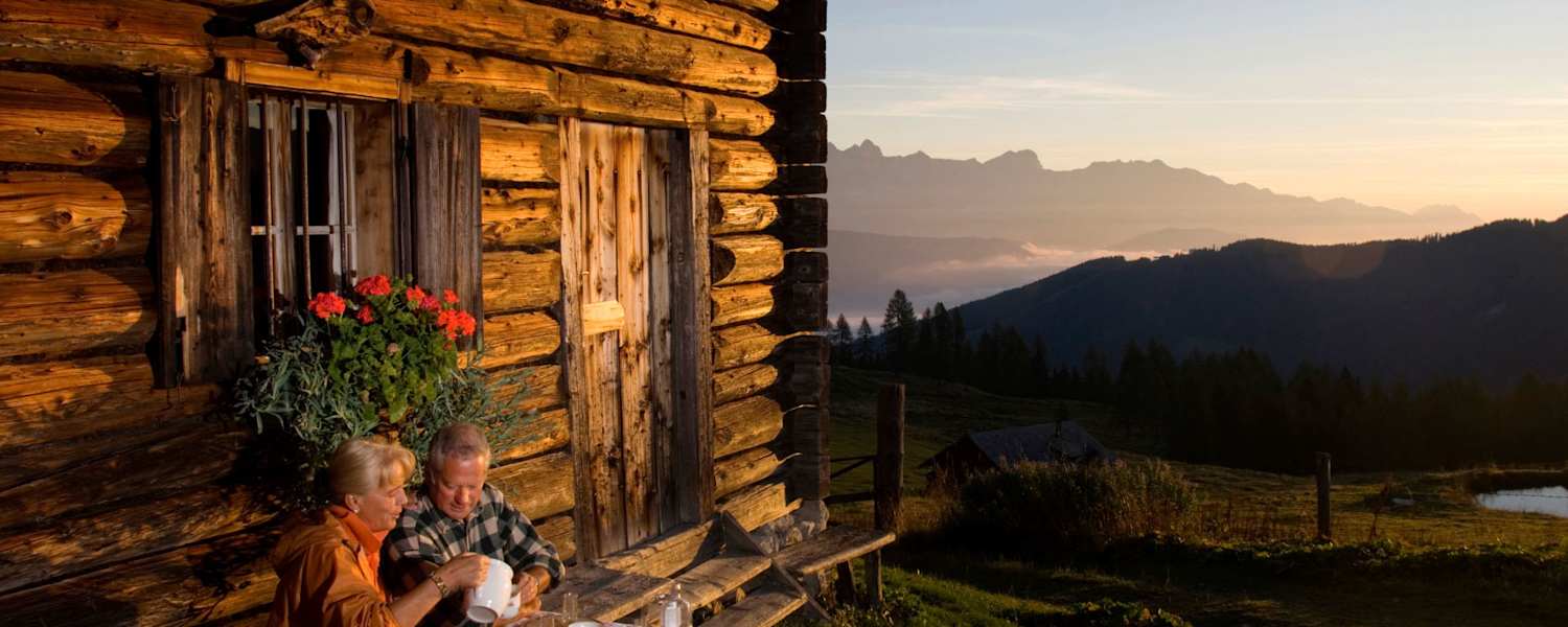 Brotzeit vor der Hütte